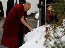 Nach dem Treffen prüfte der Dalai Lama den Schnee vor dem Weißen Haus.