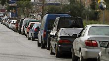 An den wenigen Tankstellen, an denen es noch Benzin gibt, sind die Autoschlangen gewaltig.