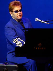 Elton John fordert eine komplette Abschaffung von Religionen.