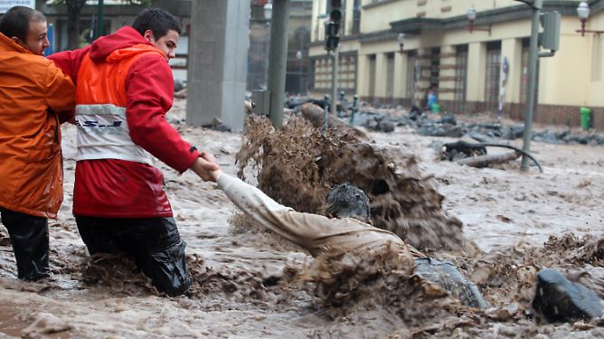 Verwüstung und viele Tote: Unwetter wüten auf Madeira