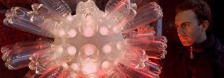 Ideen aus dem Studiengang Architectural Lighting Design: Die Lampe aus Plastikflaschen ist ein Entwurf eines Studenten der Hochschule Wismar.