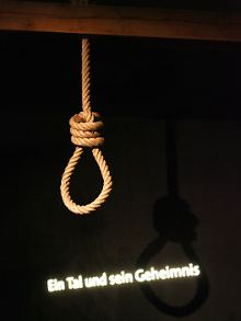 Nachgebauter Galgen im Eingangsbereich des  Museums.