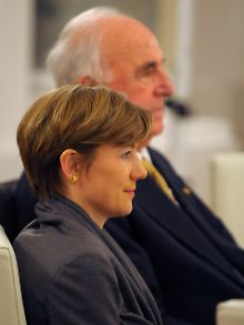 Helmut Kohl und seine Ehefrau Maike Richter am 8. Dezember 2009 in Berlin bei einem Treffen im Schloss Bellevue, wo der Bundespräsident ihn als "Kanzler der deutschen Einheit" ehrte.