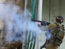 ... israelische Soldaten schießen mit Tränengas.