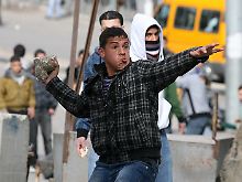 Gewalt in Hebron: Palästinenser werfen mit Steinen, ...