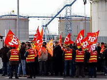 Streikende der Raffinerie Donges bei Nantes.