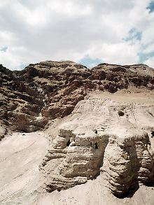 Im Höhlenkamm des Qumran-Plateaus am Toten Meer fand der jugendliche Beduinen-Schafhirte Muhammed edh-Dhib im Sommer 1947 die erste der berühmten Qumran-Rollen