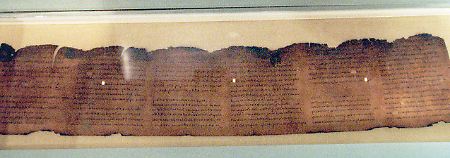 Nur bei schwachem Licht und in einer klimatisierter Glasvitrine werden die Psalmentexte ausgestellt.