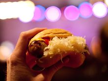 Eine "deutsche Bratwurst" soll entspannend wirken in der Fremde.