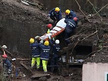 Rettungskräfte suchen überall auf der Insel nach Verschütteten.