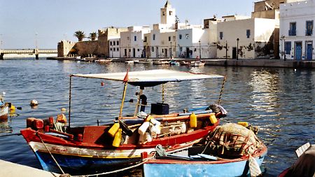 Typisch für Bizerte ist der alte Hafen mit den teils bunt angemalten Fischerbooten - die nördlichste Stadt des Landes ist bei Tunesiern als Sommerresidenz beliebt. 
