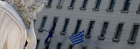 Weiß, dass er nichts weiß: Sokrates grübelt vor der Nationalbank in Athen.