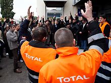 Streikende Total-Mitarbeiter in La Mede nahe Marseille. 