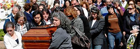 Beisetzung eines Opfers der Flutkatastrophe auf Madeira.
