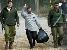 Scheich Hassan Jussef (M) 2004 bei der Entlassung aus dem Gefängnis.