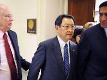 Akio Toyoda auf dem Weg zum Ausschuss.