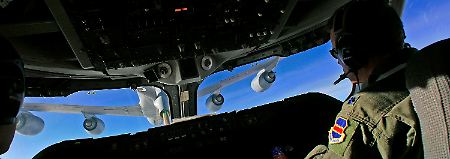 Im Cockpit einer umgebauten 747: US-Pilot Dan McDonald besorgt sich über dem Atlantik bei einem veralteten Tanker vom Typ KC-135R Sprit für die fliegende Kommandostation E-4B NOAC.