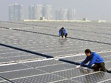 Photovoltaik auf einem Dach in Wuhan: Überall in Asien entstehen Solarkraftwerke.
