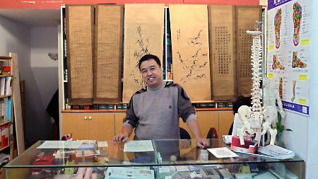 Der chinesische Drogeriebesitzer He Jun in seinem Laden in der Via Buonarroti.