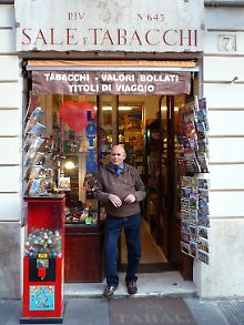 Der Tabakladenbesitzer Luigi Mazzella vor seinem Laden nahe der Piazza Vittorio.