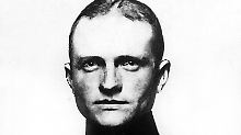 Das Bild zeigt den Jagdflieger Manfred von Richthofen (1892-1918). Als "Roter Baron" flog er im Ersten Weltkrieg in einem rot gestrichenen Flugzeug und erzielte die höchste Zahl von Luftsiegen, die damals von einem einzelnen Piloten erreicht wurde.