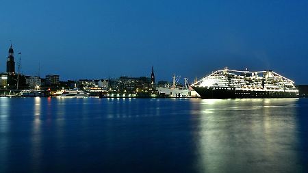Der Ozeanriese "Oosterdam" im Hamburger Hafen. (Archivbild)