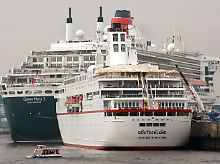 Die Kreuzfahrtschiffe "MS Deutschland" und "Queen Mary 2" in Hamburg am Kreuzfahrterminal. (Archivbild)