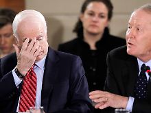 Vor allem John McCain (links), Obamas Gegner aus der Präsidentschaftswahl, schießt scharf gegen den Präsidenten.