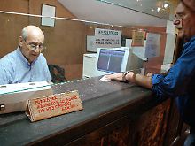 "Bitte passend bezahlen, wir haben kein Wechselgeld": In Buenos Aires sieht man dieses Schild oft, wie hier in einem Kino.