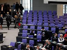 Nach ihrer Aktion müssen die Abgeordneten der Linken den Plenarsaal verlssen.