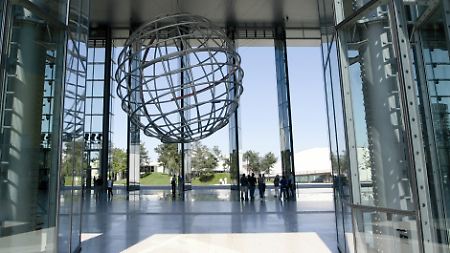 Kunstwerk über den Köpfen der Besucher am Eingang in die Autostadt - die Kugel mit 13 Metern Durchmesser ist eine im Maßstab eins zu einer Million verkleinerte Nachbildung der Erde