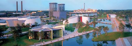 Blick über Wolfsburg: In den beiden Türmen der Autostadt werden bis zu 400 Fahrzeuge gelagert, die auf die Abholung durch ihren künftigen Eigentümer warten.