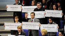 Mit Plakaten stört die Linke den Bundestag.