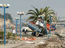 Ein Fischerboot im Hafen von Talcahuano, einer Stadt bei Concepción in Chile. Es wurde von einer Flutwelle an Land gespült.