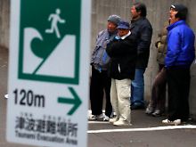 Japaner warten auf die große Welle.