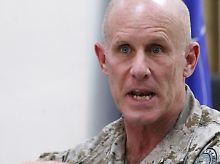 US-Vize-Admiral Robert S. Harward berichtet vor Journalisten von der Übergabe des Gefängnisses. 