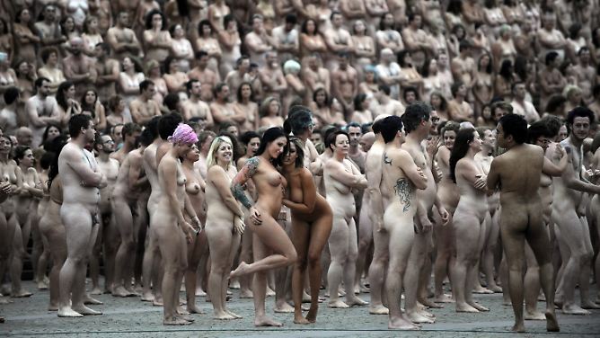Tausende Nackte in Sydney: Tunick zieht die Massen aus