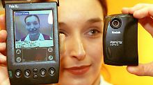 Kodak präsentierte die neue Digitalkamera PalmPix. Die Mini-Kamera machte aus dem Handheld ein fotografisches Notzizbuch.