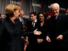 Handschlag trotz Kritik: Angela Merkel und Jürgen Rüttgers.