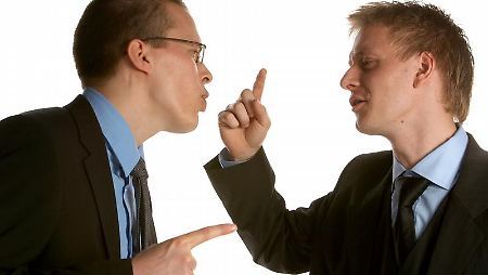 Nicht gleich an die Decke gehen: Sachlich bleiben hilft bei Meinungsverschiedenheiten, Streit im Büro zu vermeiden.