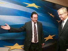 Besuch aus Brüssel: Griechenlands Finanzminister Giorgos Papakonstantinou empfängt Währungskommissar Olli Rehn mit einladenden Gesten.