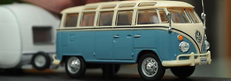 Modell eines T1 - Der VW-Bulli ist ein Stück deutsche Geschichte: Ob für die Arbeit oder Freizeit, millionenfach rollen VW-Transporter mehrerer Generationen über die Straße.