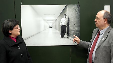 Die nordrhein-westfälische Justizministerin, Müller-Piepenkötter, und der Präses der Evangelischen Kirche im Rheinland, Schneider, vor einem Bild der Ausstellung.