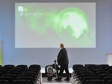 Der Kongress "Denkfabrik Sachsen" gerät schon vor Beginn in die Kritik, weil die CDU Sponsoren-Pakete angeboten hatte, die je nach Bezahlung auch Fotos und Gespräche mit CDU-Chef und Landesvater Tillich versprechen.