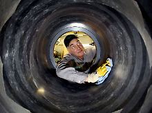 Antriebswelle aus Carbon: Ein Mitarbeiter der Centa Antriebe GmbH legt letzte Hand an, bevor das Teil verschifft werden kann.
