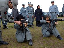 Afghanische Polizeioffizieren bilden in Herat Frauen an der Waffe aus.