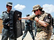 Ein Militärpolizist aus dem deutschen Polizeiberaterteam GPPT trainiert einen afghanischen Kollegen in Faisabad (Archivaufnahme Mai 2009).