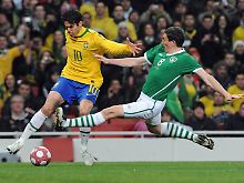 Brasiliens Mittelfeldstratege Kaka im Zweikampf mit dem irischen Eigentorschützen Keith Andrews.