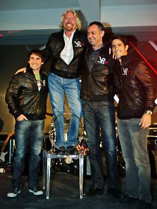 Der Chef ist der Star: Ob Virgin wirklich konkurrenzfähig ist, bleibt fraglich. (Timo Glock, Richard Branson, Nick Wirth und Lucas di Grassi (v. l. nach r.))