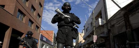 Das Militär unterstützt den Wiederaufbau und geht gegen Plünderer vor.